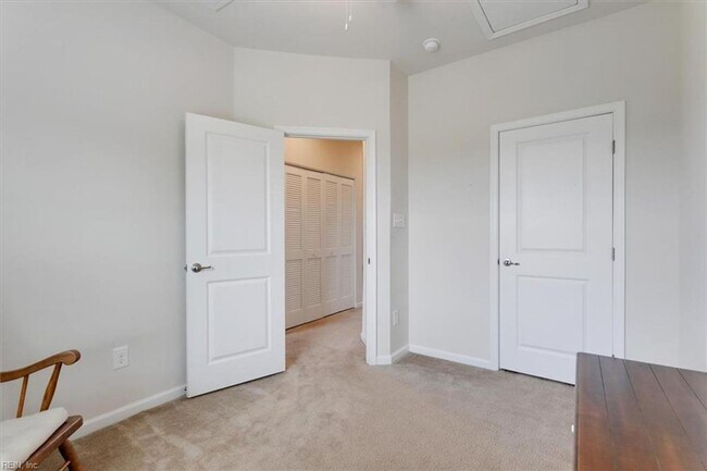 Building Photo - 3 bedroom/ 2 full bathroom and 1 half bathroom -Villages at Candle Station