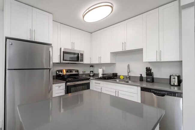 Building Photo - 4401 W Kennedy Blvd