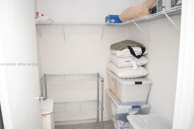 Building Photo - 999 SW 1st Ave