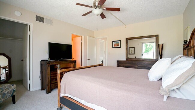 Building Photo - Lakeside Golf Course Retreat in Cathedral ...