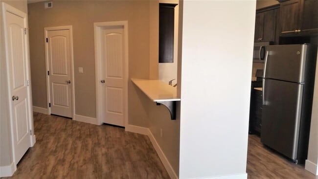 Building Photo - 3 bedroom, 2.5 bathroom Townhome on the No...