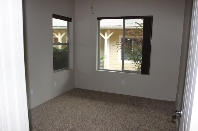 Building Photo - 1149 N Flowing Springs Trail
