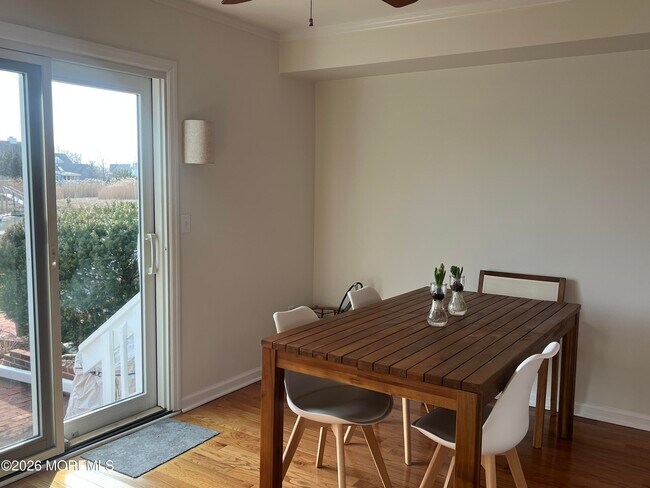 Building Photo - 25 Meadow Ave