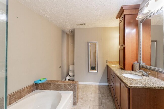 Building Photo - 20307 Hampshire Rocks Dr