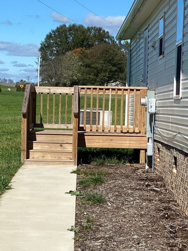 Building Photo - RANCH HOME