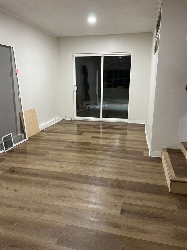 Building Photo - Dinuba Home! Coming Soon!