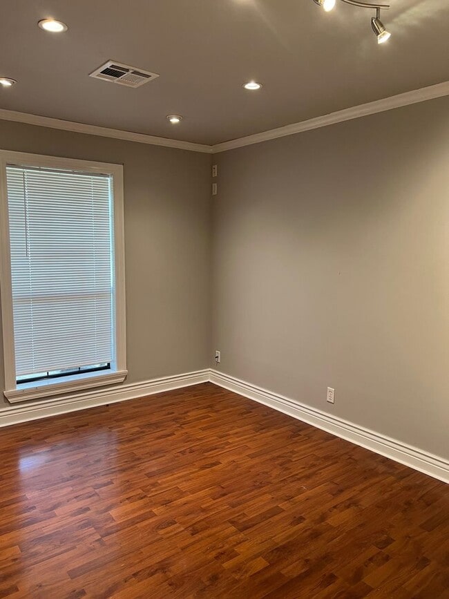 Building Photo - 412 US-171