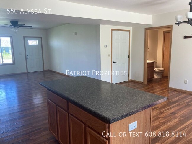 Building Photo - BEAUTIFUL & SPACIOUS 4 BEDROOM/2.5 BATH DU...