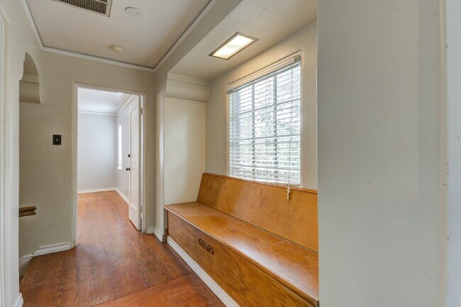 Building Photo - Charming Tuscany Villa block away from TTU