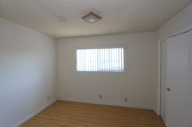 Building Photo - 3bedroom/ 2bathroom Condo with 2 garage parking