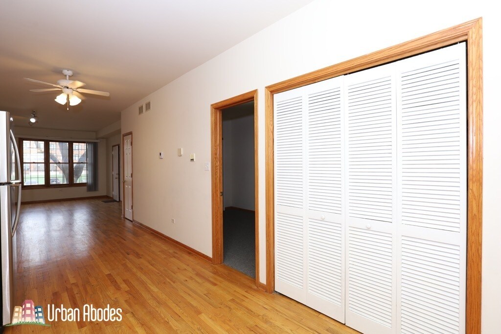 Building Photo - 920 N Paulina St
