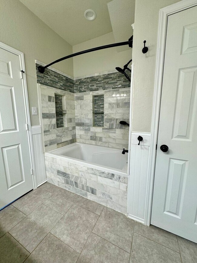 Building Photo - AVAILABLE SOON!