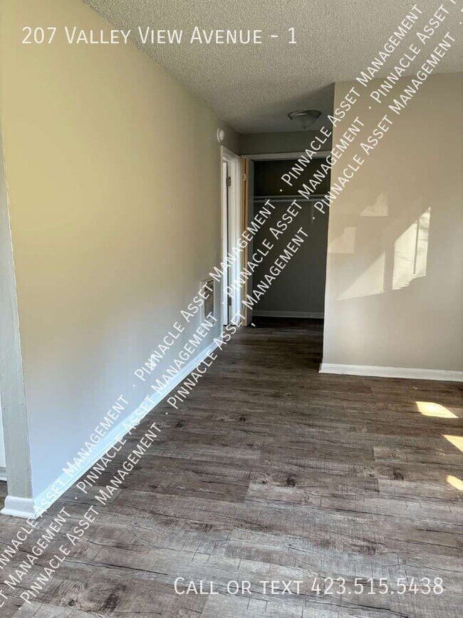 Building Photo - 207 Valley View Ave