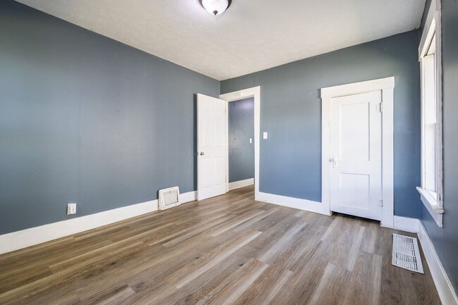 Building Photo - Spacious 2 bedroom/1 bathroom House in Cou...