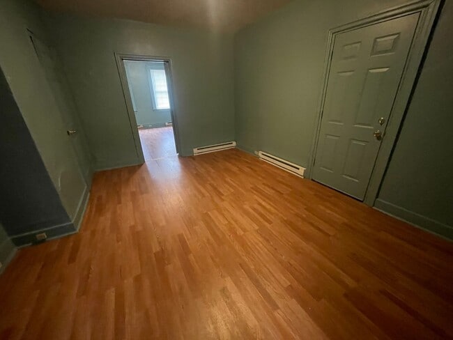 Building Photo - Available NOW! 1st Floor  2 Bed 1 Bath Apa...