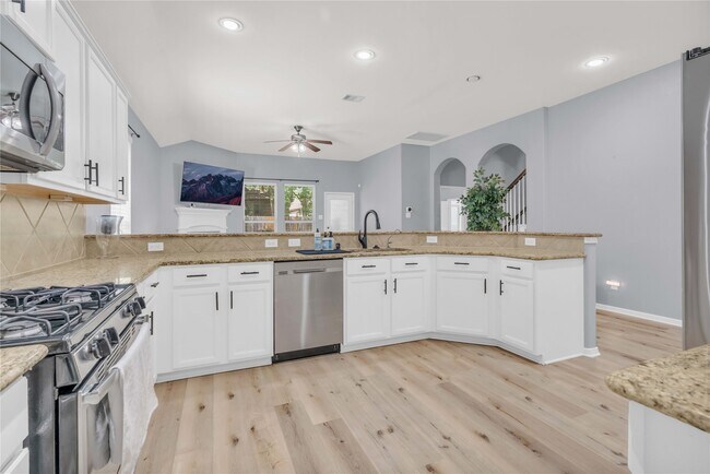 Building Photo - 2450 Garden Shadow Dr