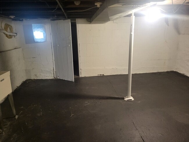 Building Photo - Newly renovated 2 bedroom in Hazelwood! Av...
