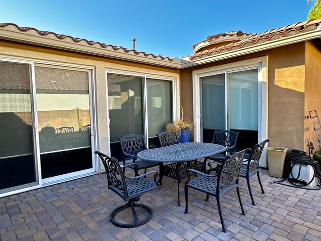 Building Photo - HIGHLY DESIRABLE AND SPACIOUS HOME FULLY EQUIPPED WITH SOLAR PANELS + LANDSCAPING INCLUDED