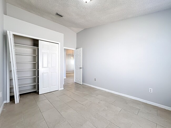 Building Photo - Spacious 4-Bedroom Retreat with 2 Baths in Brandon - 2103 Sq. Ft. of Comfort Awaits!