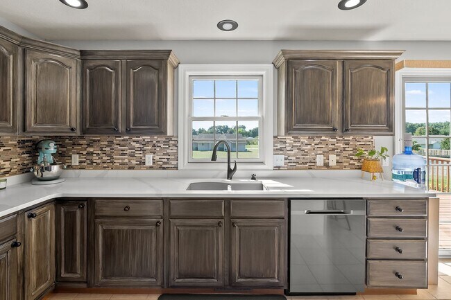 Building Photo - Four bedroom, 3 Bathroom with Bonus Room and Office, ranch style home in Mattawan!