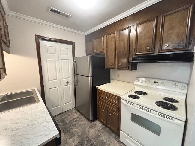 Building Photo - 118/120 Elizabeth Darby Lane