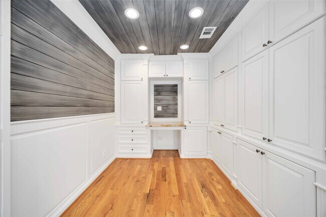 Building Photo - 4031 Fernwood Dr