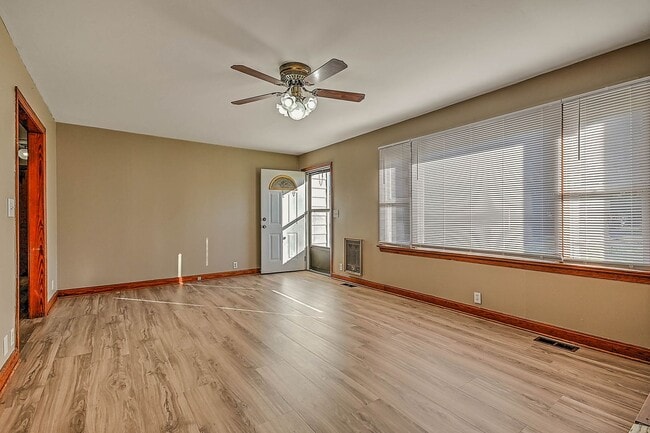 Building Photo - 3 Bedroom / 1 Bath Home