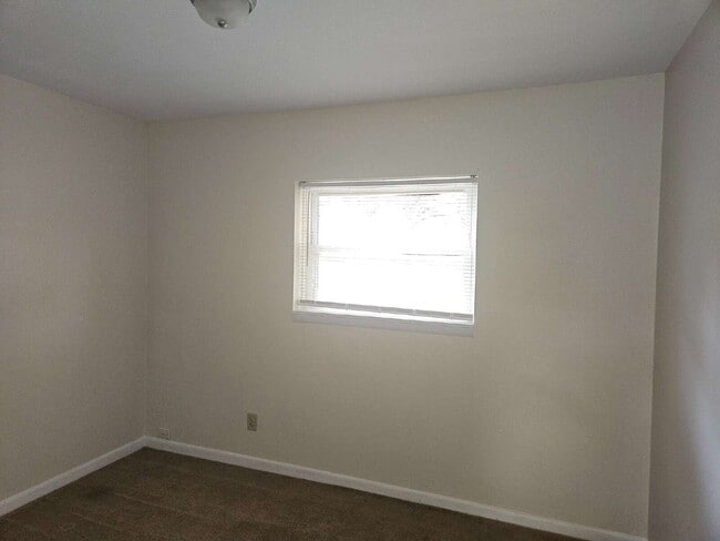 Building Photo - "Charming 4-Bed Home with Spacious Layout
