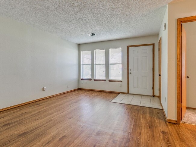 Building Photo - Adorable duplex in Norman