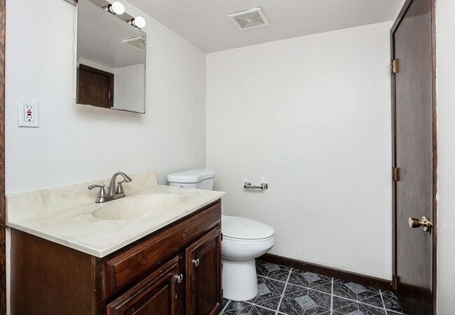 Building Photo - 1020 Williams St