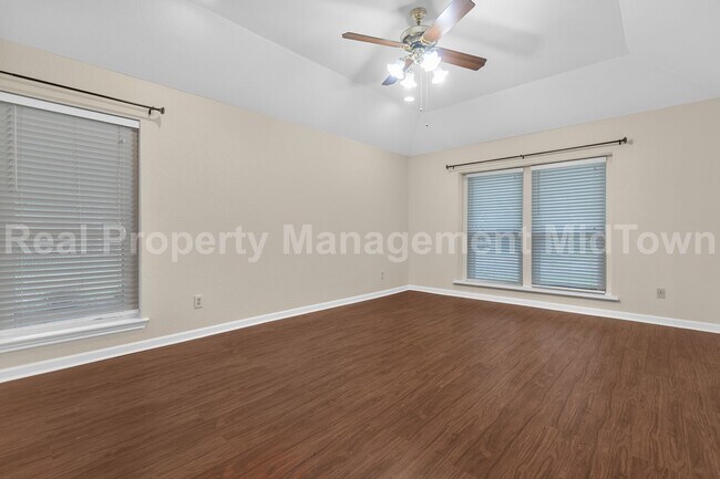 Building Photo - Charming Arlington Home with Spacious Livi...