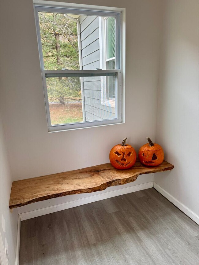 Building Photo - Charming Home in Pembroke with Yard & Storage