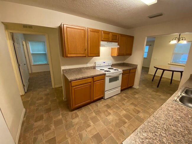 Building Photo - 154 Hurst St