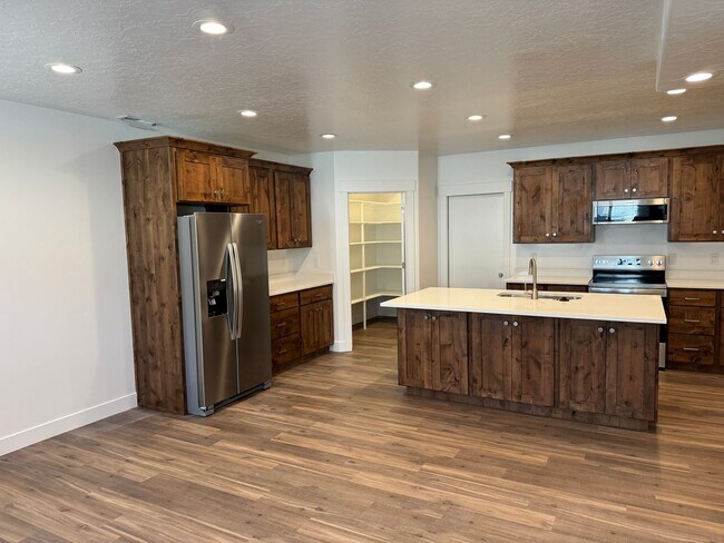 Building Photo - 3 Bedroom 2 Bathroom -Basement Apartment-Saddlebrook Dr. Santaquin
