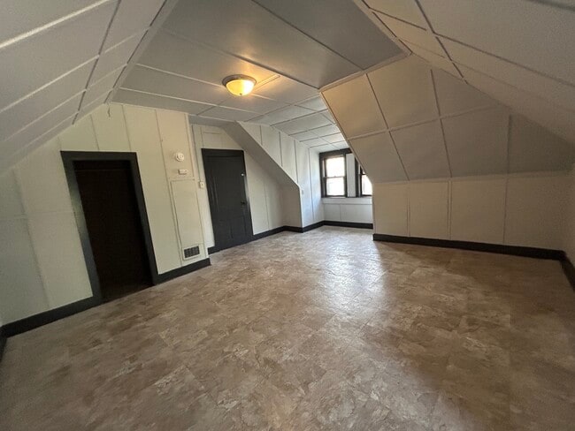 Building Photo - 907.5 Jewell-