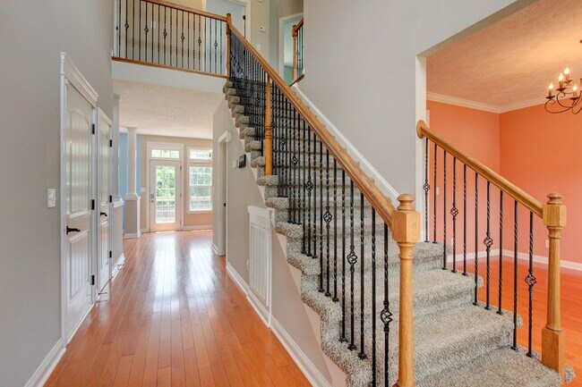 Building Photo - 716 Cavalier Dr