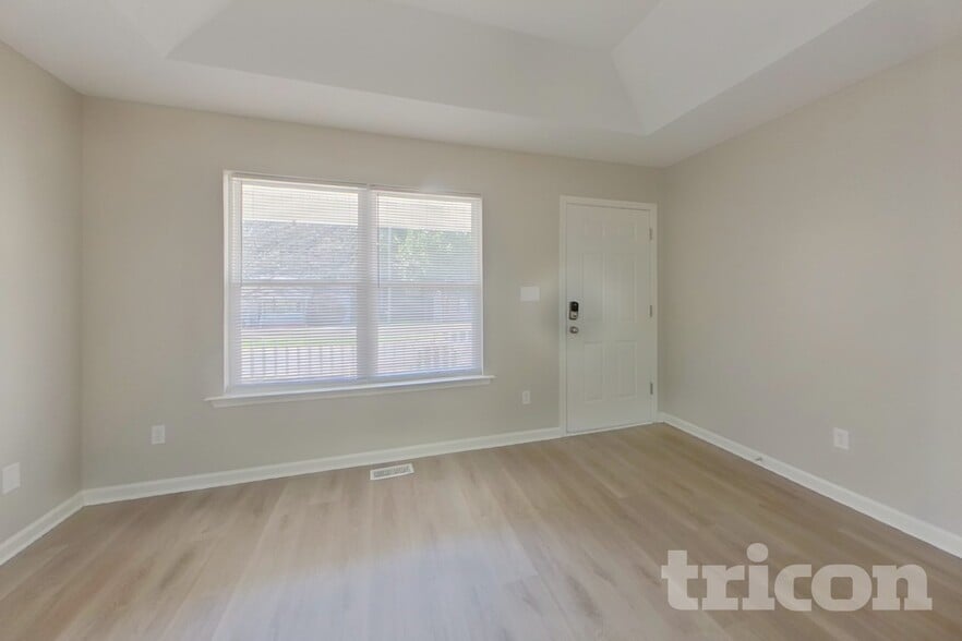 Building Photo - 2425 Saluda Dr