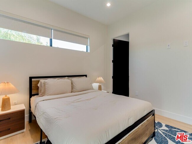 Building Photo - 5929 Hesperia Ave