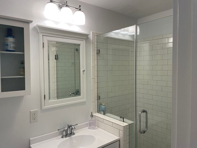 Building Photo - Old Village Cottage - 1.5 Blocks to Pitt Street Bridge