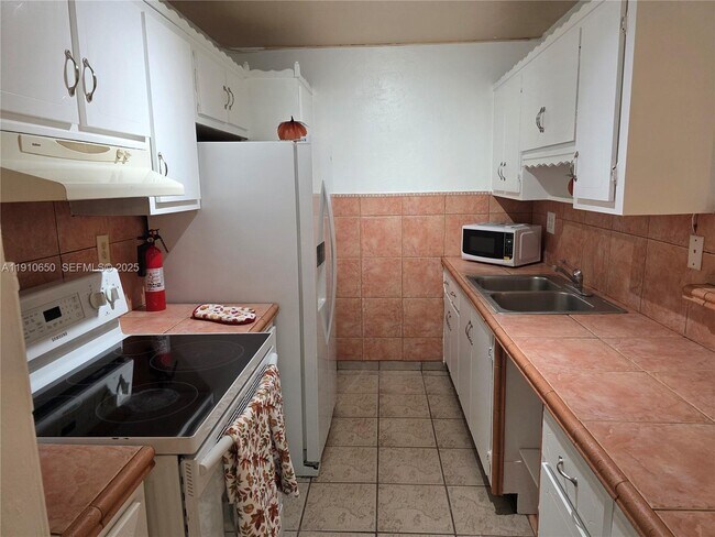 Building Photo - 10399 N Kendall Dr