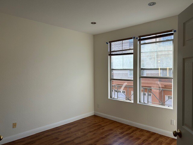 Building Photo - 1020 S San Marino Way