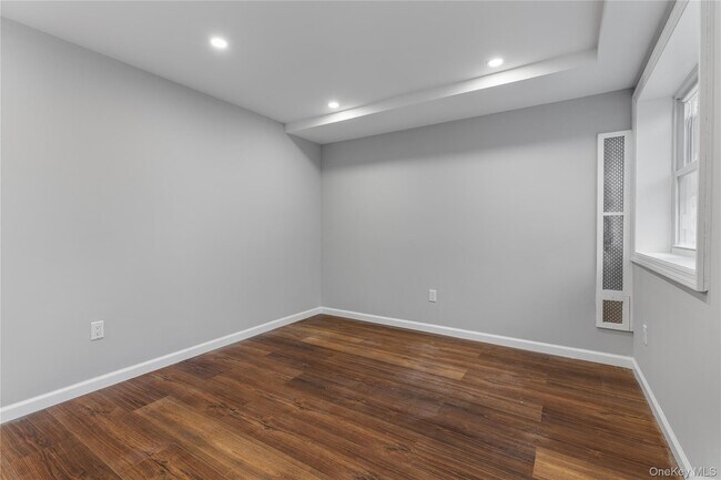 Building Photo - 840 E Broadway