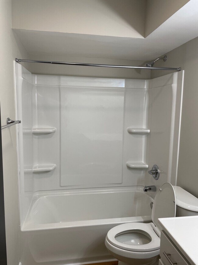 Building Photo - 1910 Thornapple Ave