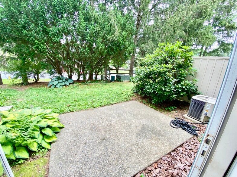 Backyard - 1984 Cricklewood Cv