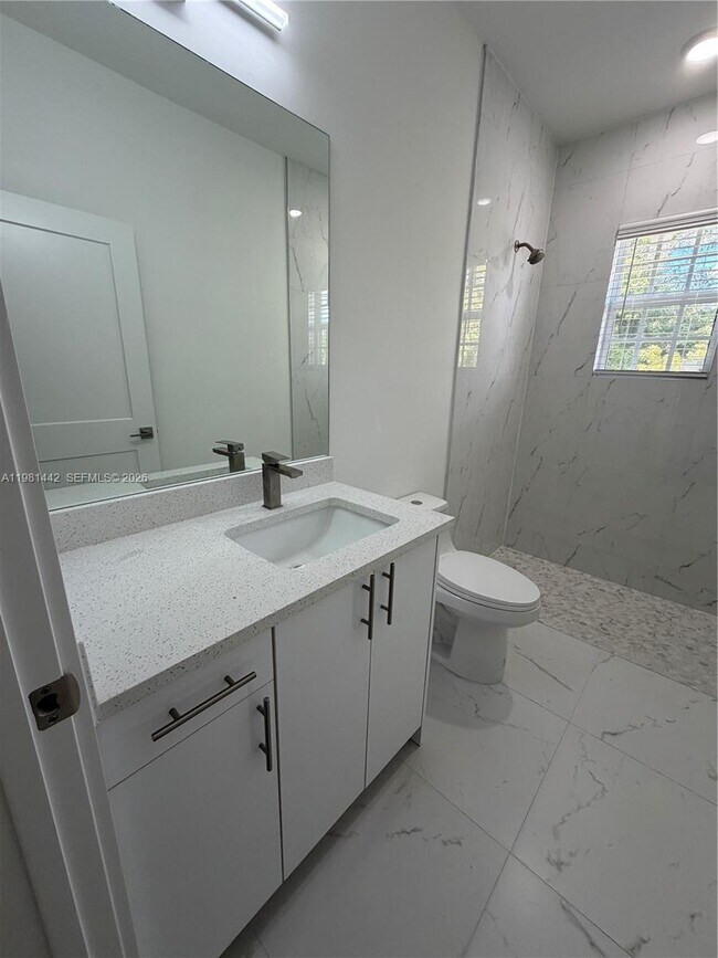 Building Photo - 721 Ivan Ave S