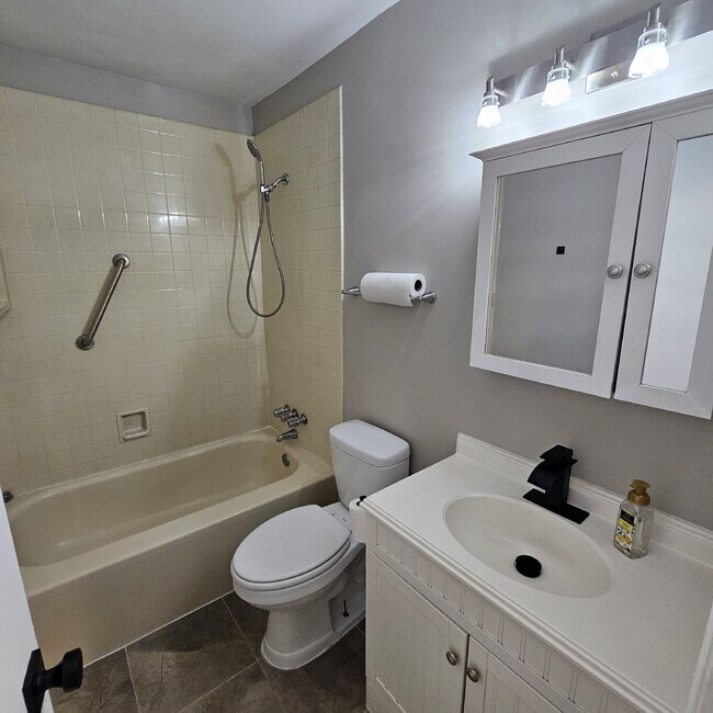 Building Photo - Charming 2-Bedroom Ranch in Royal Oak – Co...
