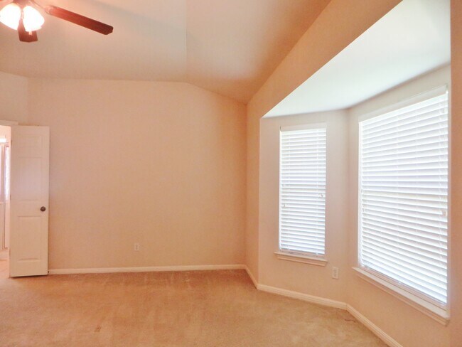 Building Photo - 3 Bedroom 2 Bathroom Villages of Berry Cre...