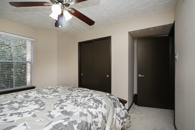 Building Photo - 8051 Bay Branch Dr