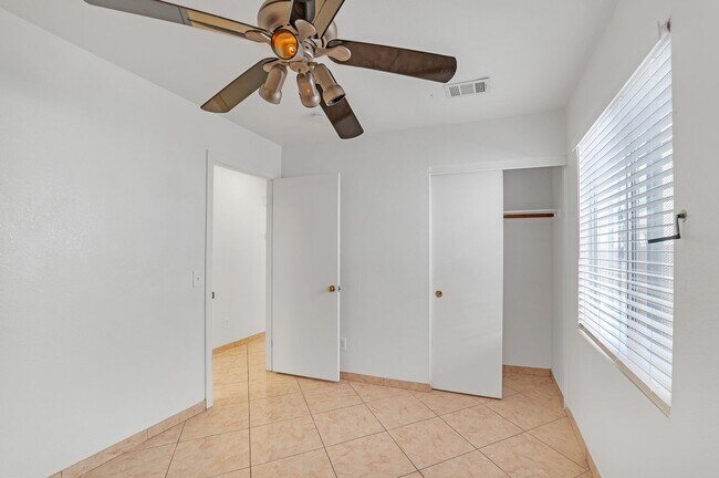 Building Photo - Beautiful 5 Bedroom/3 Bathroom Home in Eas...
