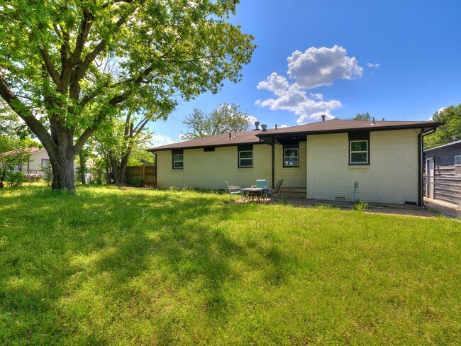 Building Photo - Great home, 4 bedrooms or 3+study, 1.5 bat...